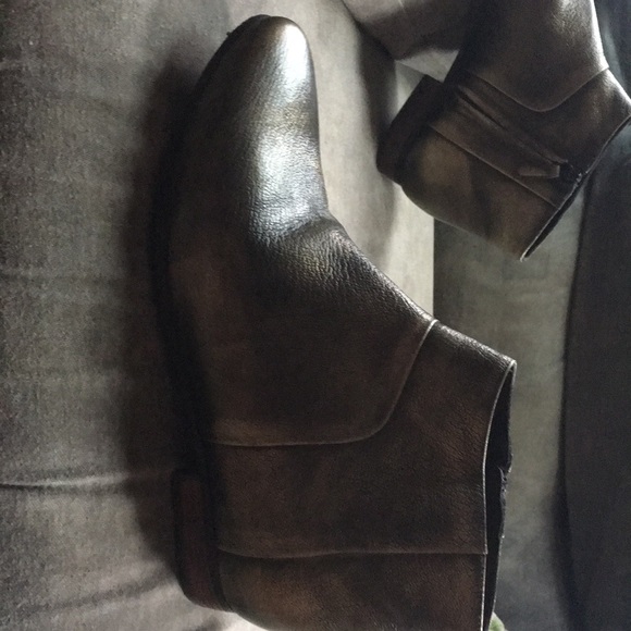 ColeHaan metallic low leather boots. Awesome 🐨💕 - Picture 2 of 5